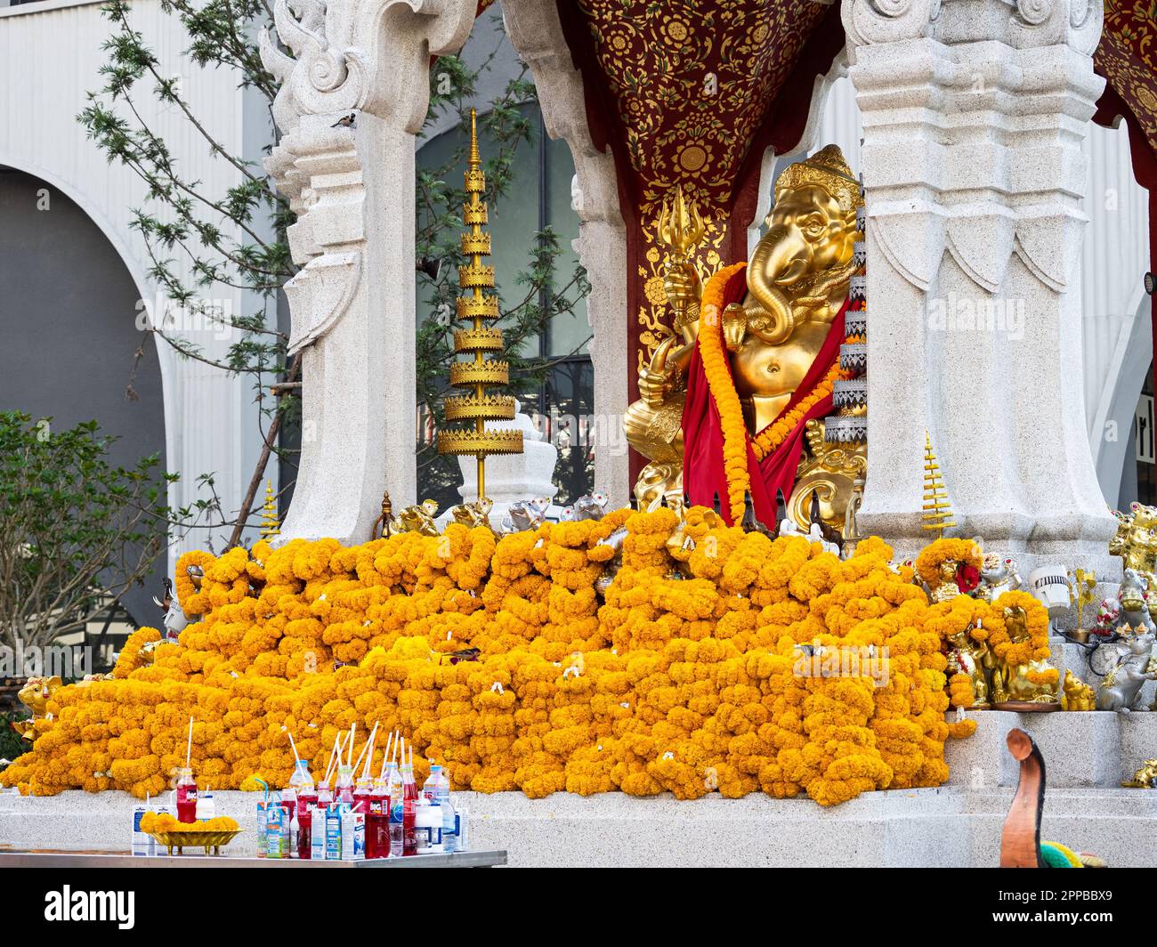 Ganesha, Dieu de la sagesse et du succès, élimine les obstacles. Cette statue est située dans le centre commercial d'entralwOrld (Central World) à Bangkok, en Thaïlande Banque D'Images
