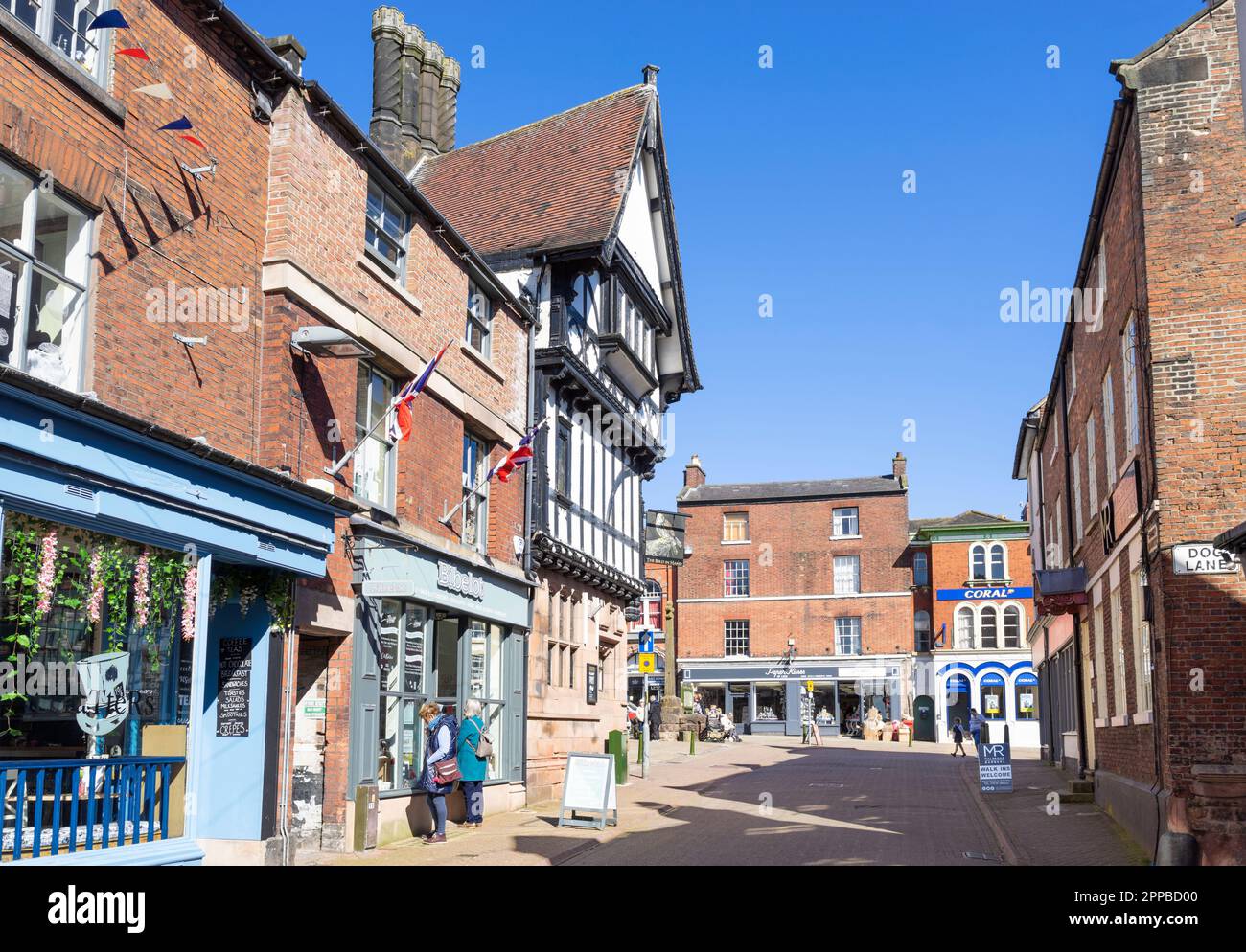 Leek Staffordshire The Bird in Handpub sur le marché de Sheep et des boutiques dans le centre de la ville de marché de Leek Staffordshire Angleterre GB Europe Banque D'Images