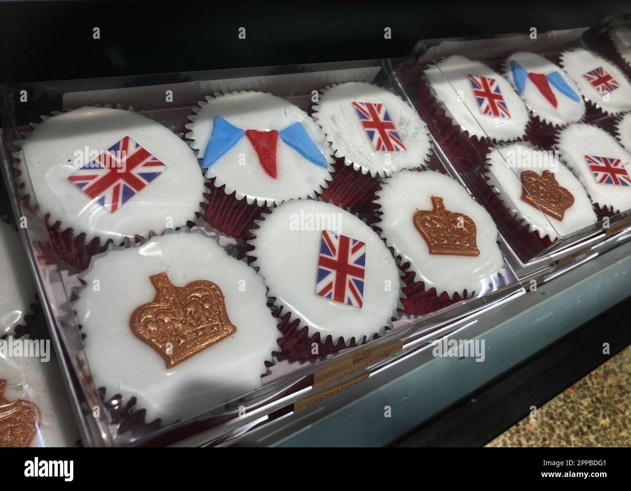 Produits commémoratifs du Roi Charles III en vente avril-mai 2023 gâteaux et biscuits commémoratifs en vente à Waitrose, Saffron Walen, Essex Banque D'Images