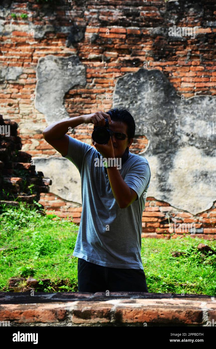 Hommes thaïlandais photographe voyageurs les gens voyagent et utilisent l'appareil photo numérique prendre des photos anciennes ruines de la résidence officielle de l'ambassadeur ou Wi Banque D'Images