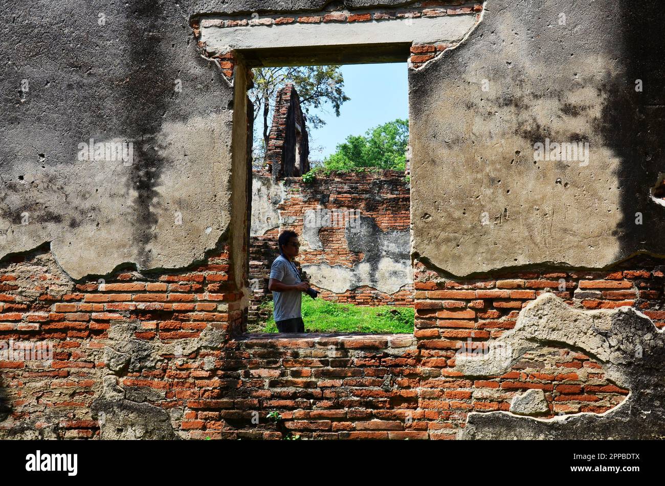 Hommes thaïlandais photographe voyageurs les gens voyagent et utilisent l'appareil photo numérique prendre des photos anciennes ruines de la résidence officielle de l'ambassadeur ou Wi Banque D'Images