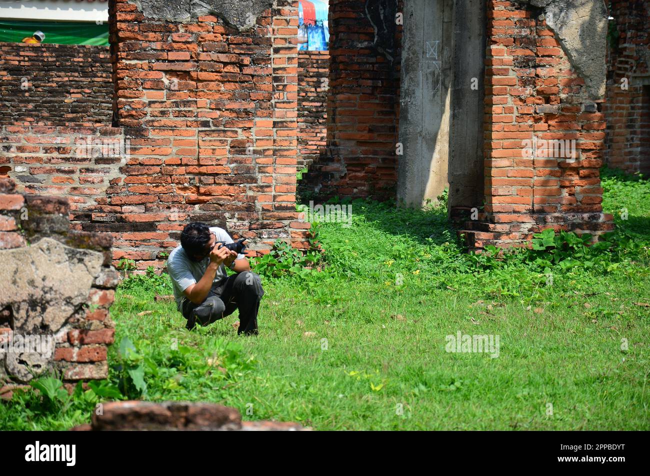 Hommes thaïlandais photographe voyageurs les gens voyagent et utilisent l'appareil photo numérique prendre des photos anciennes ruines de la résidence officielle de l'ambassadeur ou Wi Banque D'Images