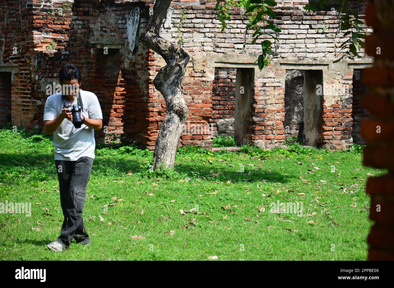 Hommes thaïlandais photographe voyageurs les gens voyagent et utilisent l'appareil photo numérique prendre des photos anciennes ruines de la résidence officielle de l'ambassadeur ou Wi Banque D'Images