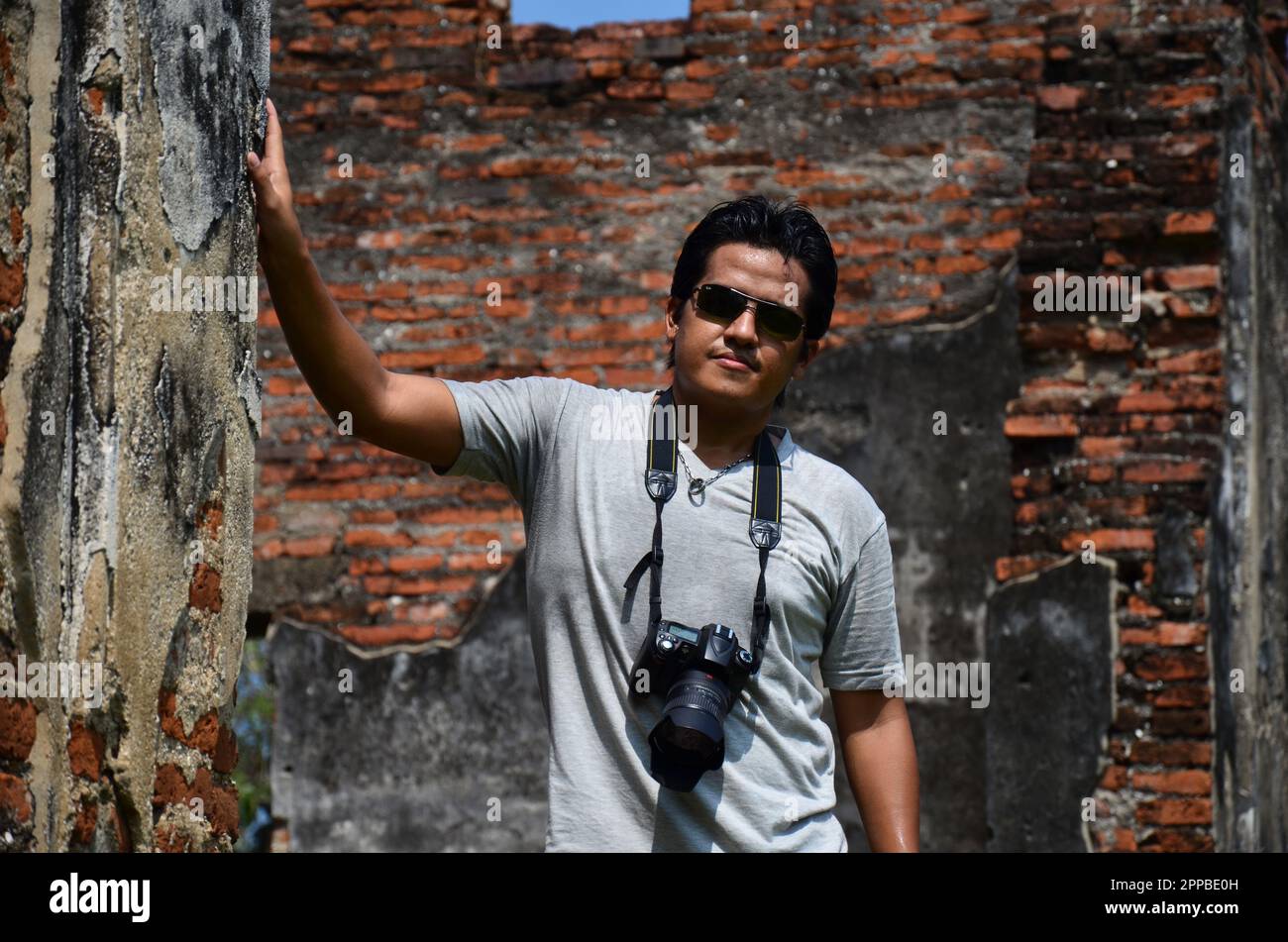 Hommes thaïlandais photographe voyageurs les gens voyagent et utilisent l'appareil photo numérique prendre des photos anciennes ruines de la résidence officielle de l'ambassadeur ou Wi Banque D'Images