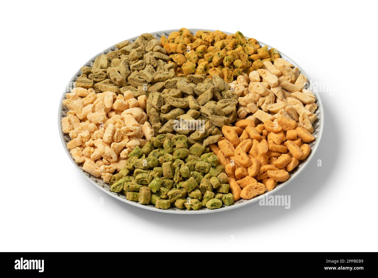 Plat avec une variété de petits biscuits à sablés marocains colorés et croquants appelés Krichlate pour Ashura, isolé sur fond blanc Banque D'Images