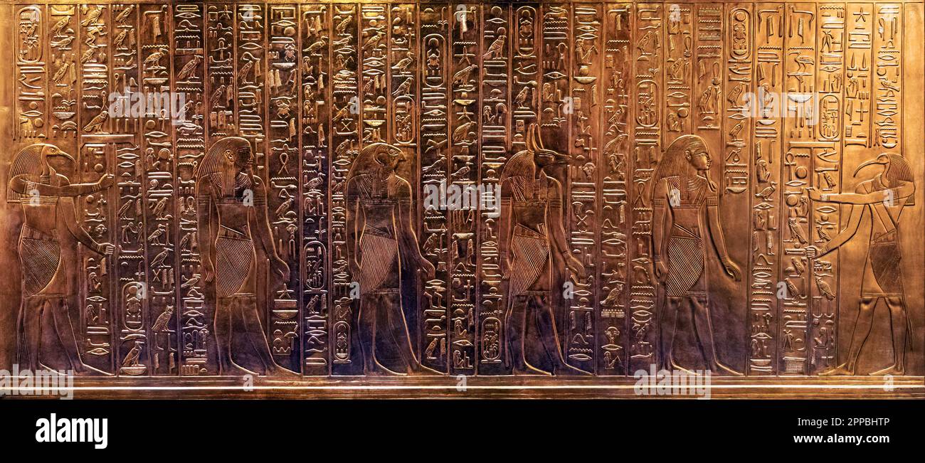 Bas relief avec les anciens dieux égyptiens de la tombe de Toutankhamon Banque D'Images