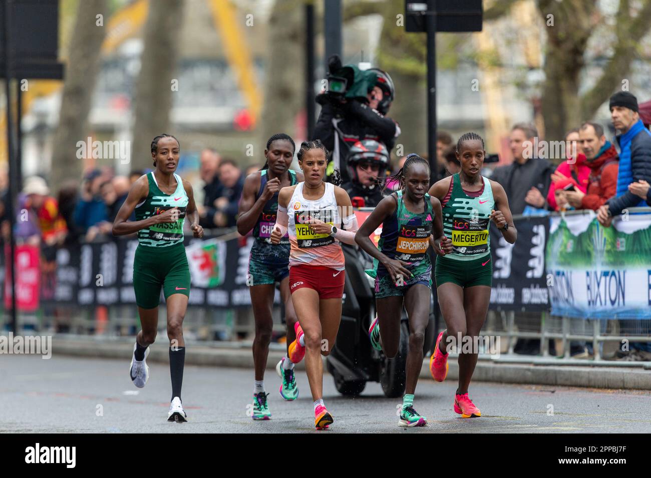 Londres. Royaume-Uni, 23rd avril 2023. Plus de 46,000 coureurs environ devraient descendre dans les rues de la capitale pour le marathon de Londres. L'événement qui attire les coureurs d'élite et les athlètes en fauteuil roulant permet également de relever des millions de livres pour la charité grâce à la participation des coureurs de club et de fitness ainsi que ceux qui veulent juste relever le défi de 26 miles.Credit Richard Lincoln/Alay Live News Banque D'Images