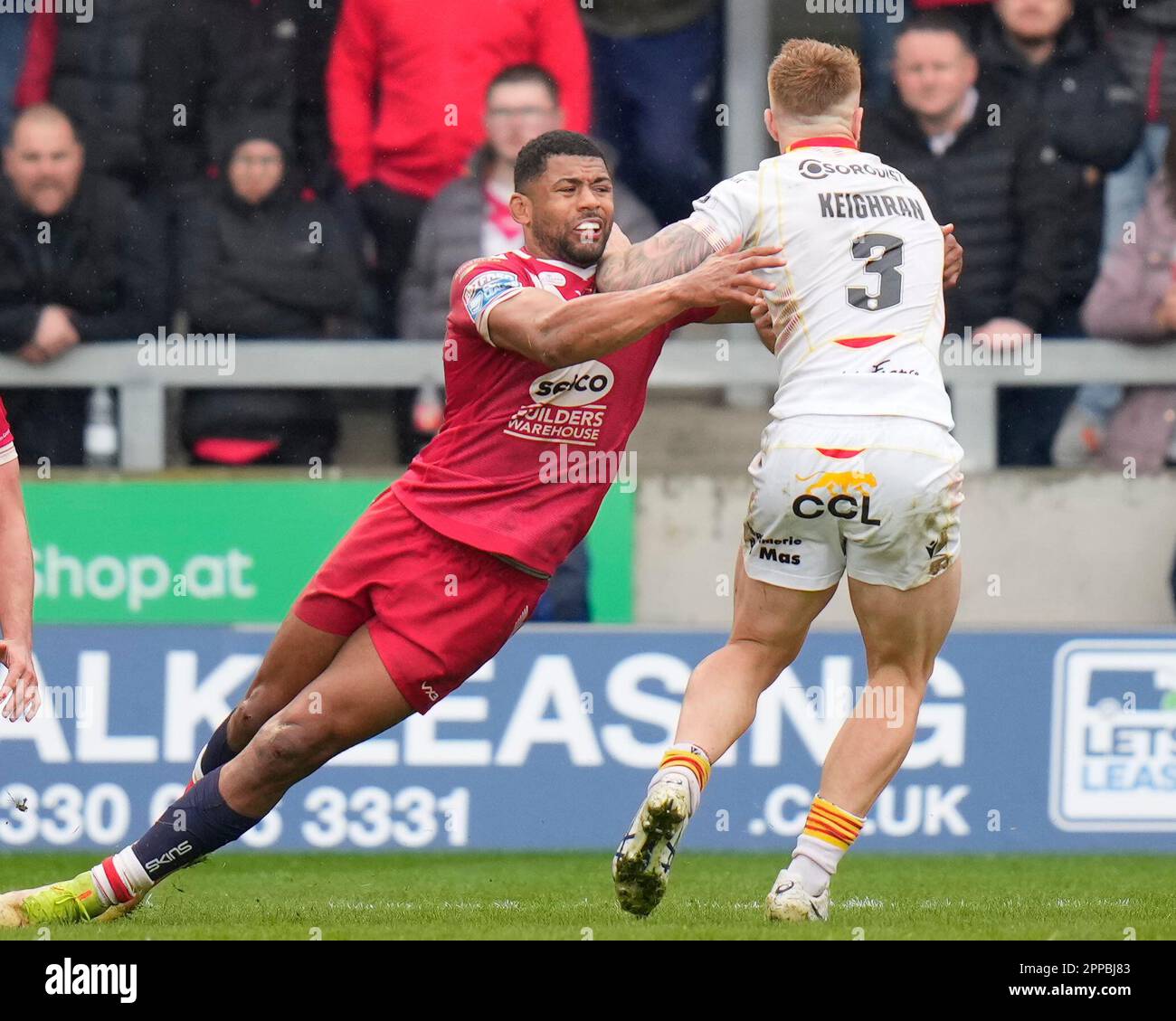 Eccles, Royaume-Uni. 23rd avril 2023. Adam Keighran #3 de Catalans Dragons remet Kallum Watkins #3 de Salford Red Devils en route pour marquer un essai de dernière minute pendant le match de Betfred Super League Round 10 Salford Red Devils vs Catalans Dragons au stade AJ Bell, Eccles, Royaume-Uni, 23rd avril 2023 (Photo de Steve Flynn/News Images) à Eccles, Royaume-Uni, le 4/23/2023. (Photo de Steve Flynn/News Images/Sipa USA) crédit: SIPA USA/Alay Live News Banque D'Images