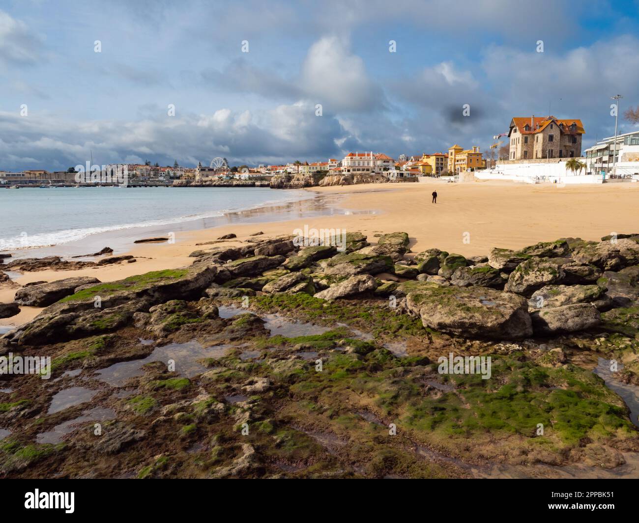 Cascais, Portugal - Jan, 2019: Vide idyllique sable Praia do Ribeiro à Cascais pendant l'écoulement. Europe Banque D'Images
