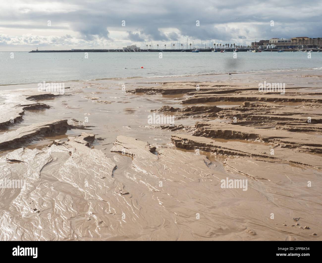 Cascais, Portugal - Jan, 2019: Vide idyllique sable Praia do Ribeiro à Cascais pendant l'écoulement. Europe Banque D'Images
