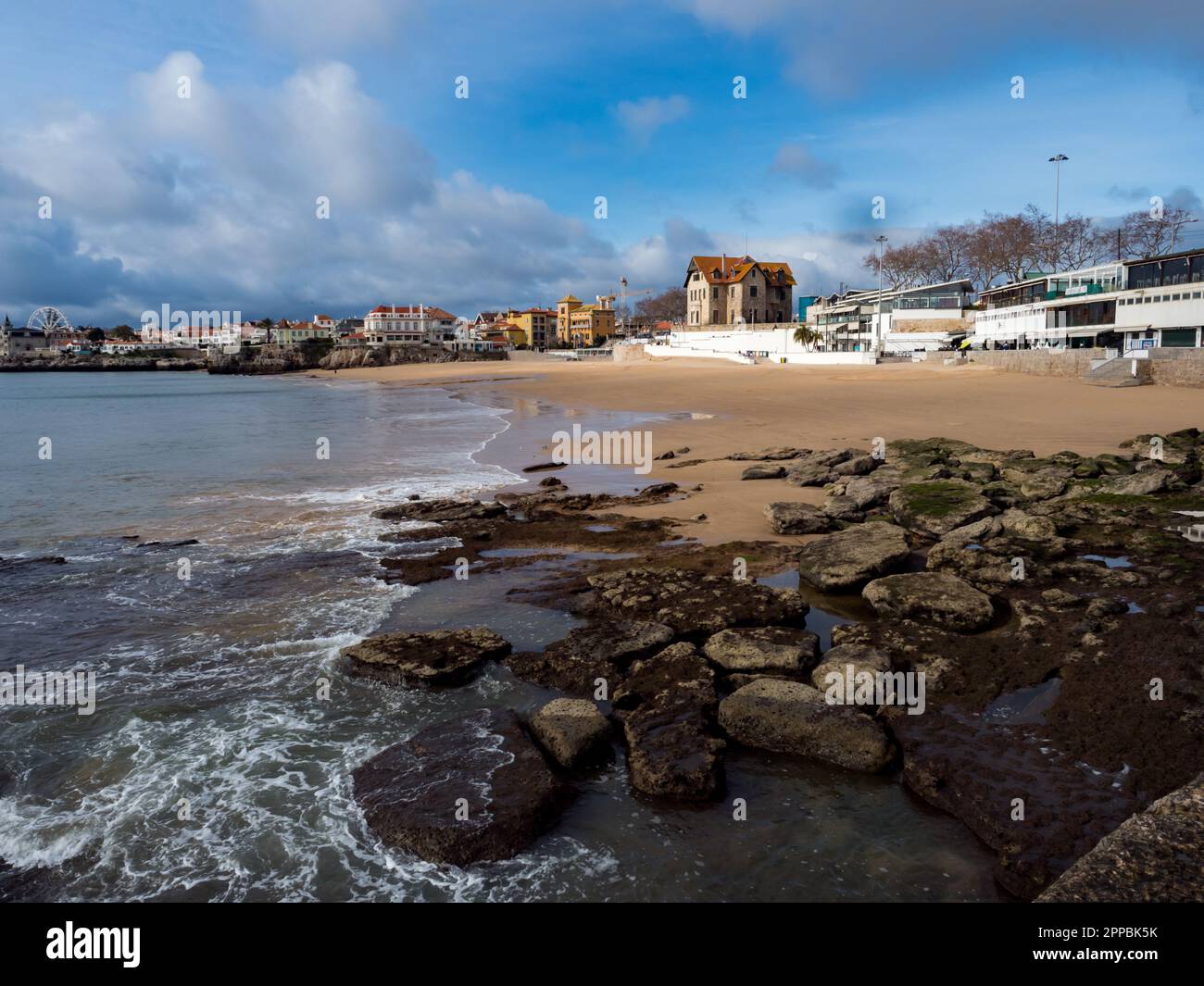 Cascais, Portugal - Jan, 2019: Vide idyllique sable Praia do Ribeiro à Cascais pendant l'écoulement. Europe Banque D'Images