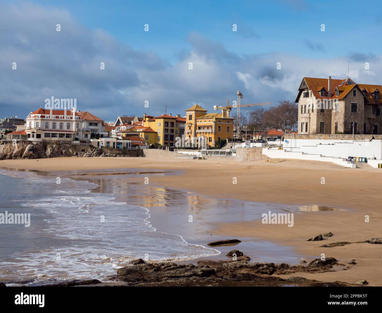 Cascais, Portugal - Jan, 2019: Vide idyllique sable Praia do Ribeiro à Cascais pendant l'écoulement. Europe Banque D'Images