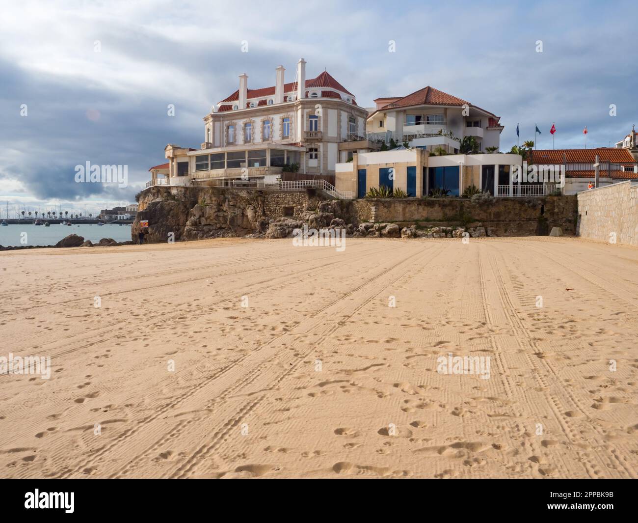 Cascais, Portugal - Jan, 2019: Vide idyllique sable Praia do Ribeiro à Cascais pendant l'écoulement. Europe Banque D'Images