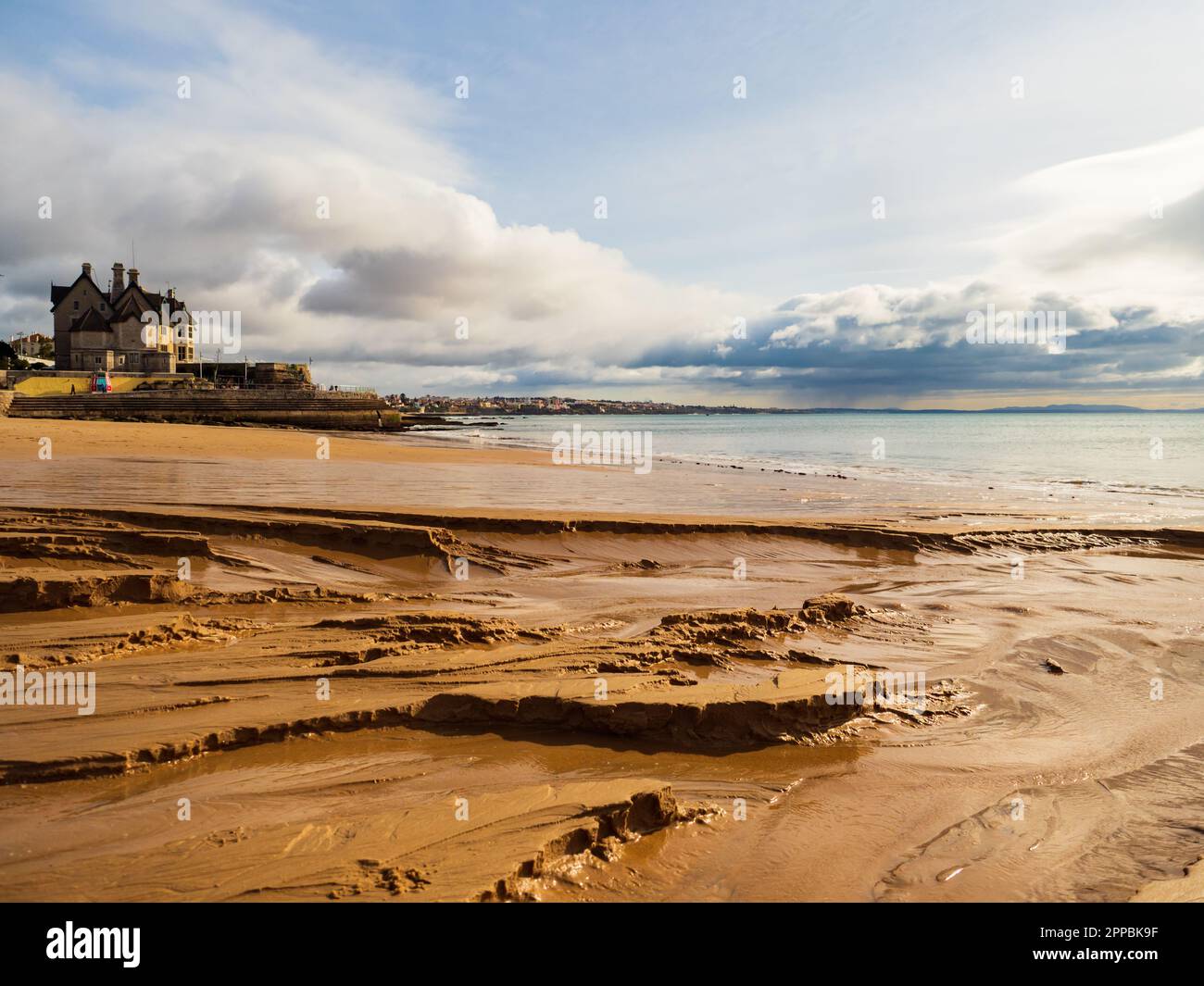 Cascais, Portugal - janvier 2019: Vide idyllique sable Praia do Ribeiro à Cascais avec de beaux motifs sur la prairie. Europe Banque D'Images