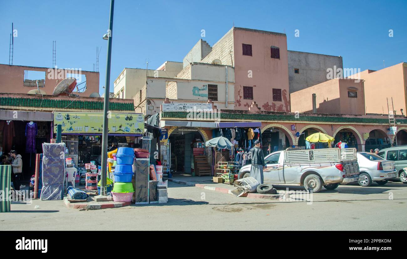 Vie urbaine, magasins et ateliers, marchés et vie commune dans les rues du Maroc. Personnes et professions Banque D'Images