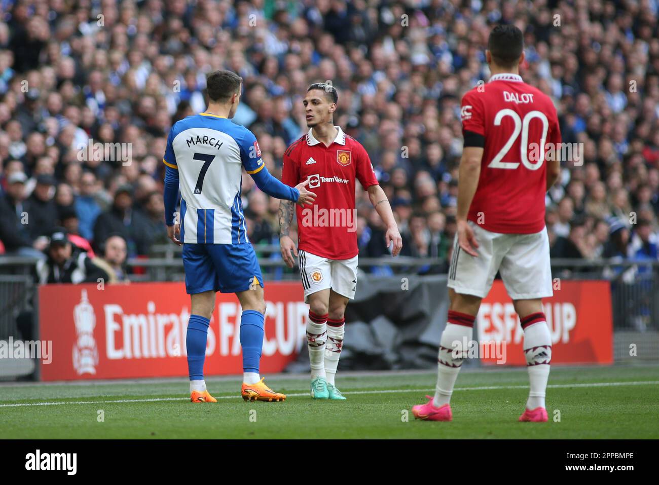 Londres, Royaume-Uni. 23rd avril 2023. Londres, 23 avril 2023 : Solly March of Brighton & Albion et Antony of Manchester se sont Unis dans une bataille de mots lors du match de mi-finale de la coupe FA entre Brighton Hove Albion et Manchester United au stade Wembley, Londres, Angleterre. (Pedro Soares/SPP) crédit: SPP Sport presse photo. /Alamy Live News Banque D'Images