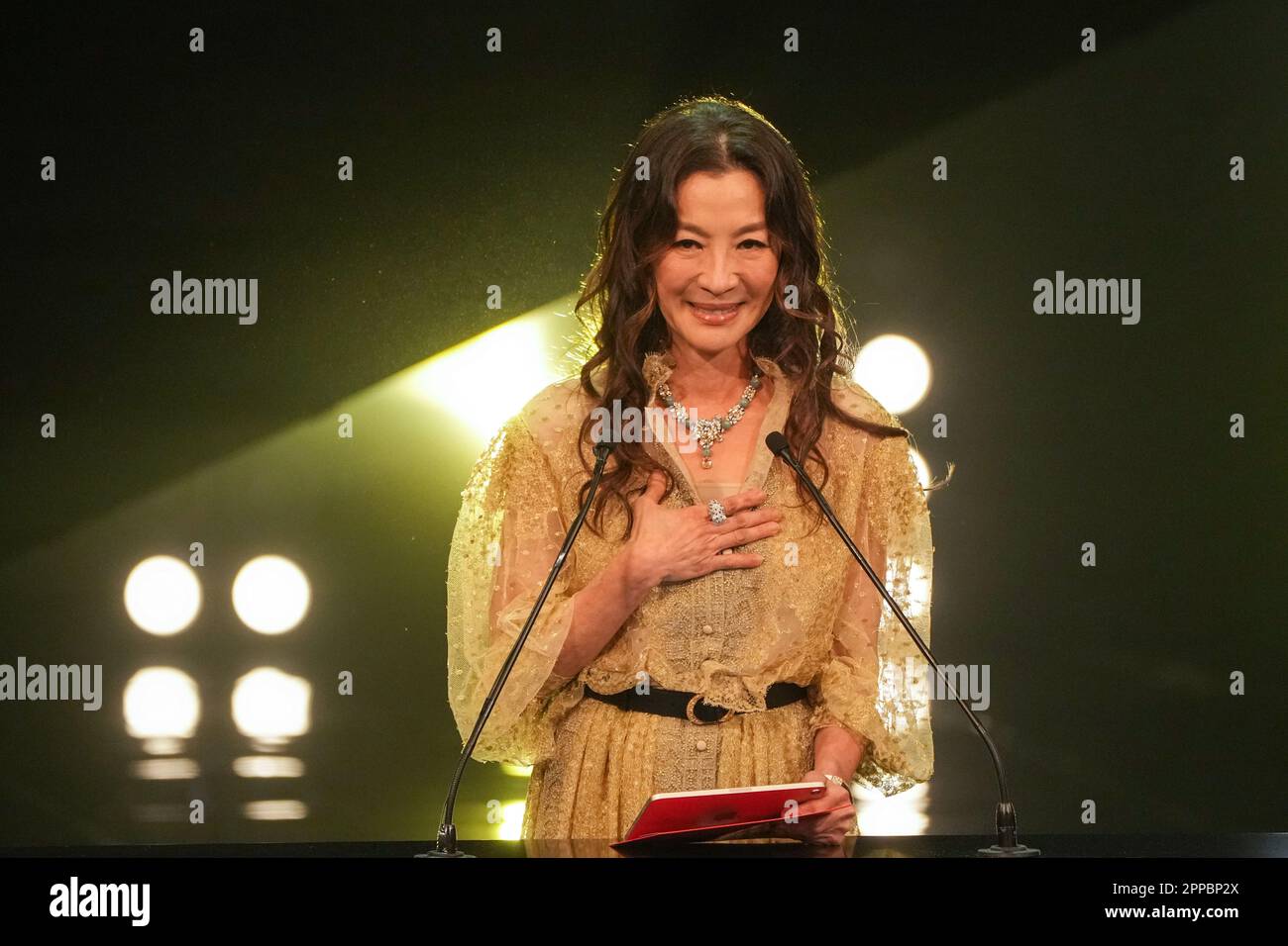 L'actrice Michelle Yeoh Choo-Kheng assiste à la cérémonie des Prix du film de Hong Kong 41st au Centre culturel de Hong Kong à Tsim Sha Tsui. 16APR23 SCMP / Sam Tsang Banque D'Images