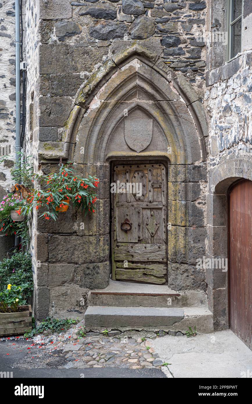 Ancienne porte rustique en bois, dans la ville de Salers en Auvergne, France Banque D'Images