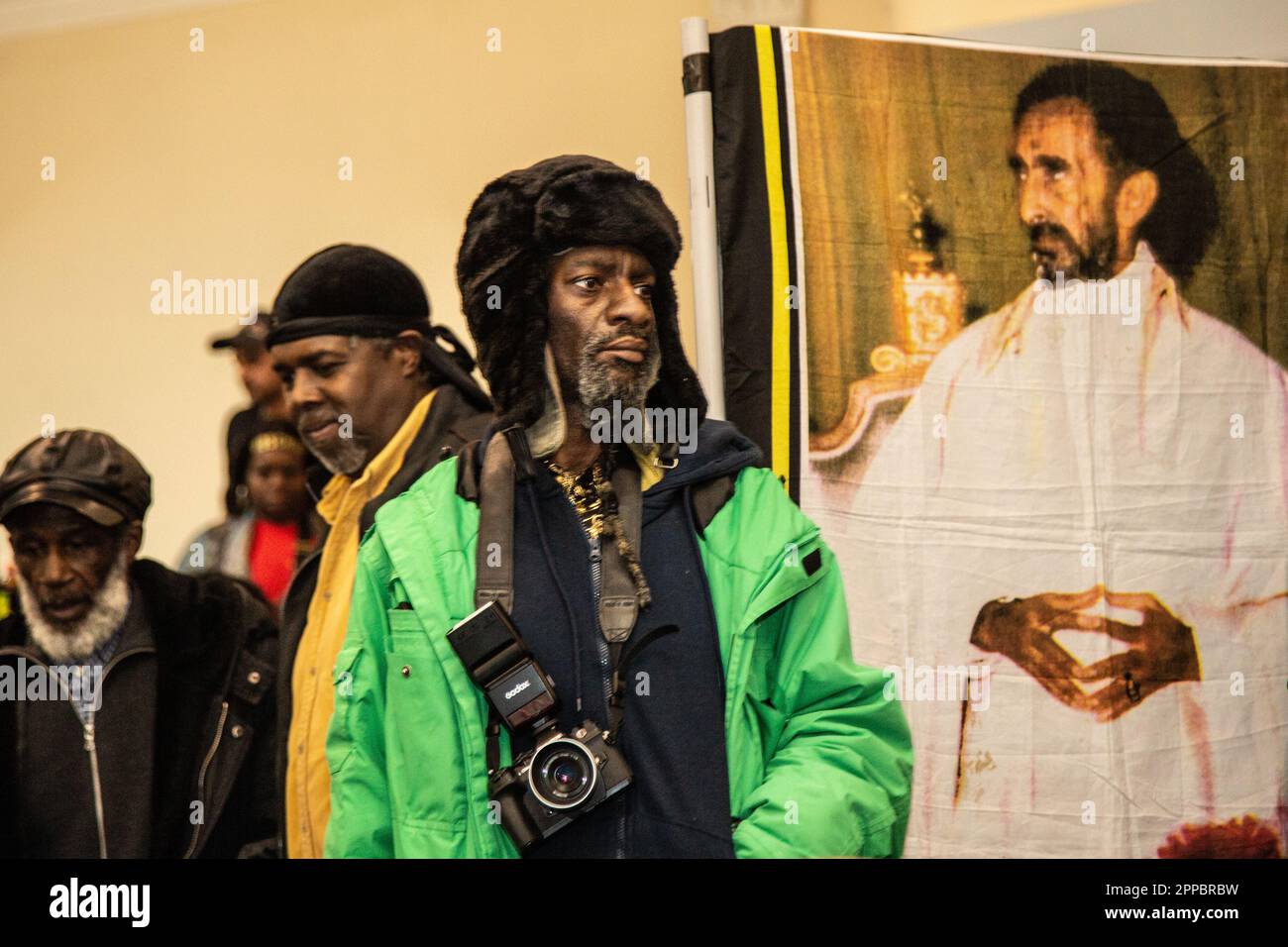 Un homme écoute des orateurs au Nigh de Jah Shaka au Great Hall, à l'Université Goldsmith, Londres. L'événement respecte le légendaire reggae Banque D'Images