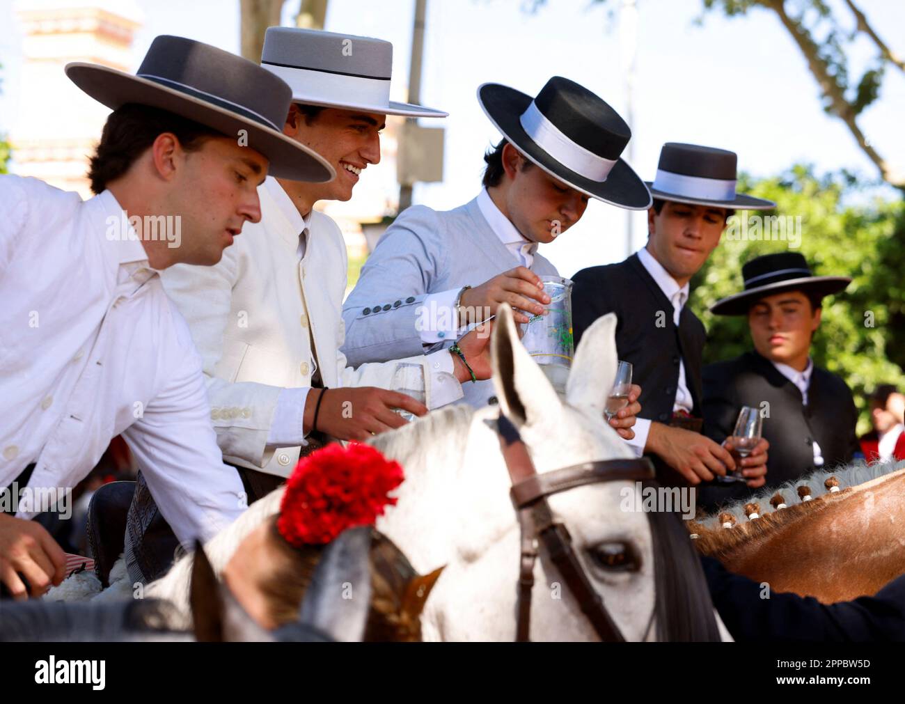Des cavaliers andalous assistent à la Feria de Abril (foire d'avril) à