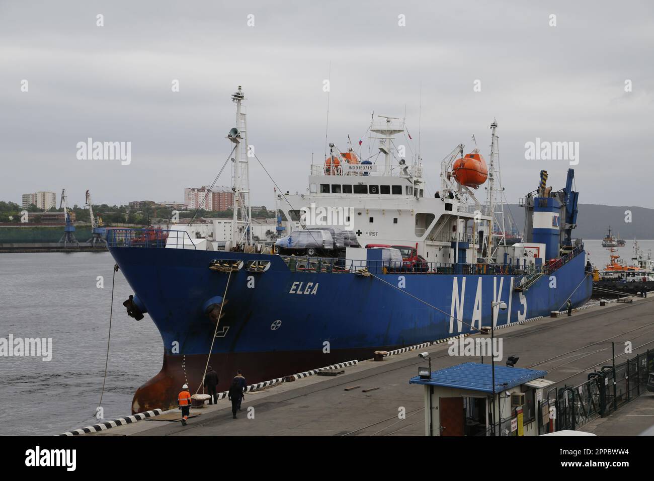 L'Elga, un navire Roll On Roll Off appartenant à Navis Shipping, photographié dans le port de Vladivostok, Russie Banque D'Images