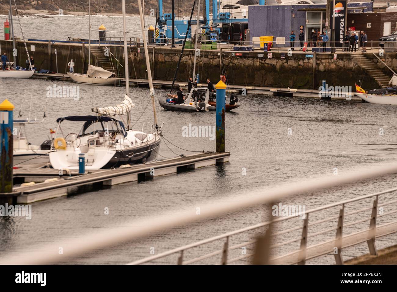 sanxenxo, pontevedra, espagne. 23th avril 2023. Dans cette deuxième course de la coupe nationale est revenu à être en 1st position le bateau de l'émérite roi d'espagne D. Juan Carlos I que aujourd'hui comme hier n'a pas été embarqué avec le reste de son équipage du navire Bribon. Crédit : Xan/Alamy Live News/Alamy Live News Banque D'Images