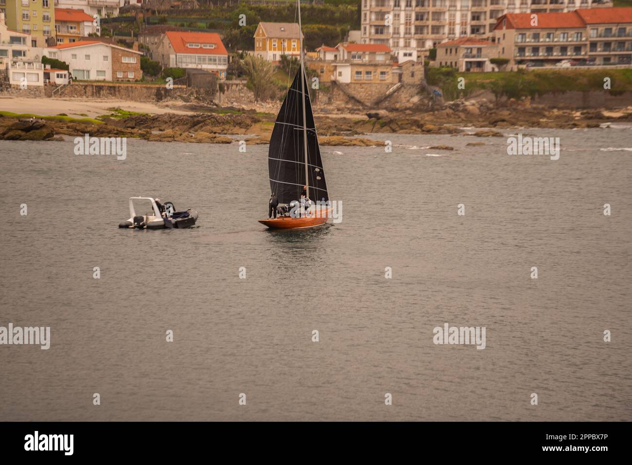 sanxenxo, pontevedra, espagne. 23th avril 2023. Dans cette deuxième course de la coupe nationale est revenu à être en 1st position le bateau de l'émérite roi d'espagne D. Juan Carlos I que aujourd'hui comme hier n'a pas été embarqué avec le reste de son équipage du navire Bribon. Crédit : Xan/Alamy Live News/Alamy Live News Banque D'Images