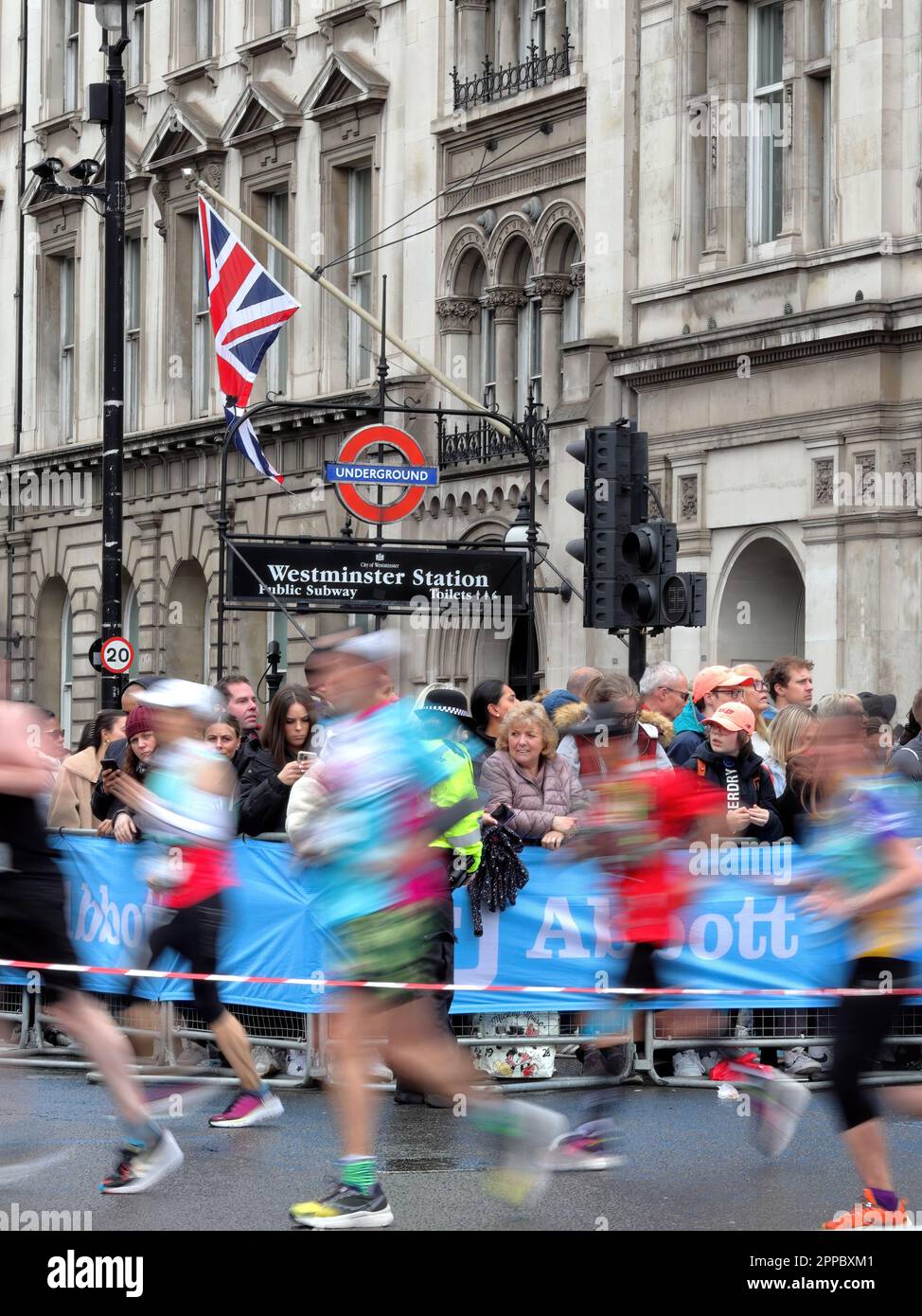 Londres, Royaume-Uni - 23 avril 2023 : coureurs du marathon de Londres 2023, motion blur Banque D'Images