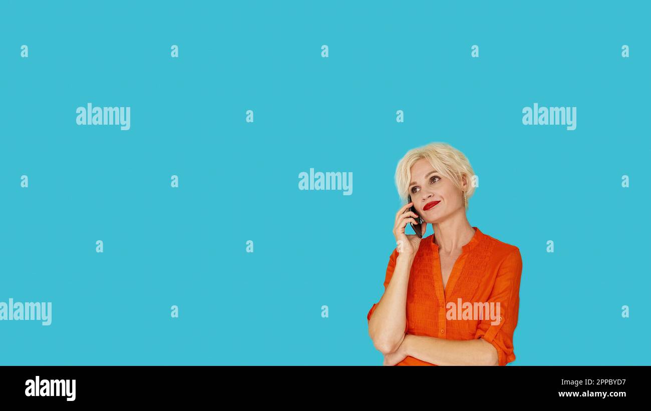 La communication mobile la femme sceptique virtuel malheureux Banque D'Images