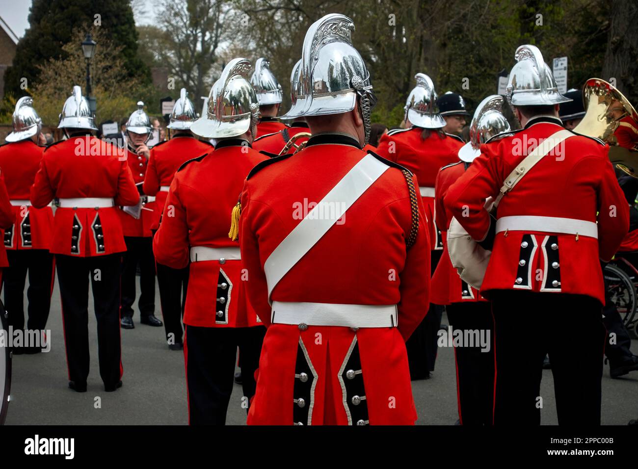 Groupe de bandmen britannique portant une tunique rouge traditionnelle uniforme. Angleterre Banque D'Images
