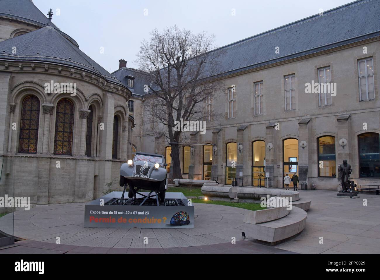 Une exposition Citroën 2CV pour une exposition spéciale Permis de Conduire, autorisation de conduire à l'extérieur du Musée des Arts et métiers, Paris, France, janvier 2023 Banque D'Images