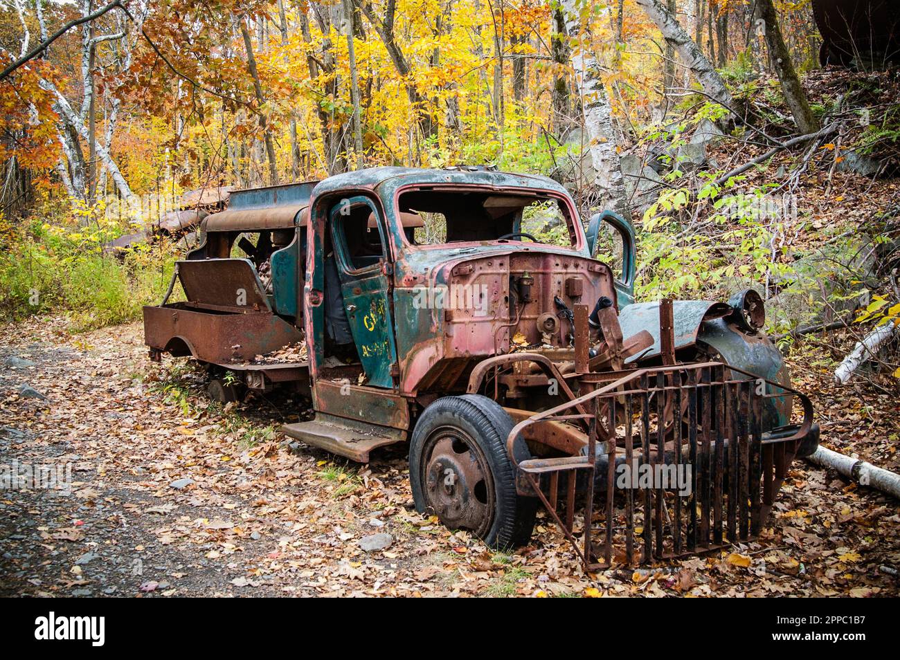 Délabrement du camion compresseur dans une carrière de granit abandonnée dans le Massachusetts Banque D'Images