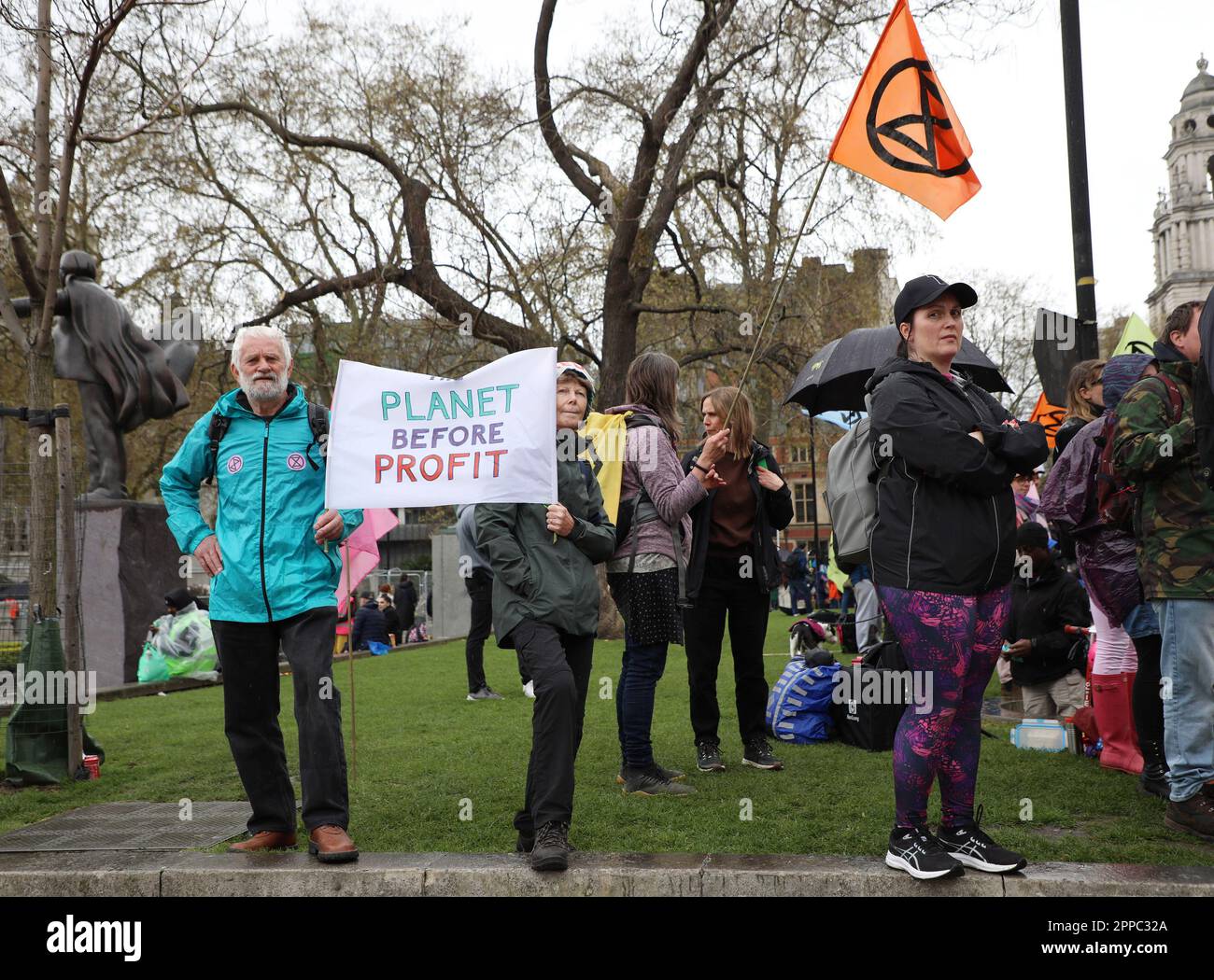 Londres, Royaume-Uni. 23rd avril 2023. Des manifestants pour le climat manifestent pacifiquement au siège du Parlement à Londres dimanche, à 23 avril 2023. La rébellion de l'extinction organise une manifestation de quatre jours à Londres qui se termine lundi 24 avril. Photo de Hugo Philpott/U crédit: UPI/Alay Live News Banque D'Images