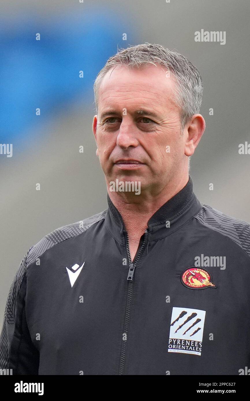 Steve McNamara entraîneur en chef de Catalans Dragons inspecte le terrain avant le match de la Super League Round 10 de Betfred Salford Red Devils vs Catalan Dragons au stade AJ Bell, Eccles, Royaume-Uni, 23rd avril 2023 (photo de Steve Flynn/News Images) Banque D'Images