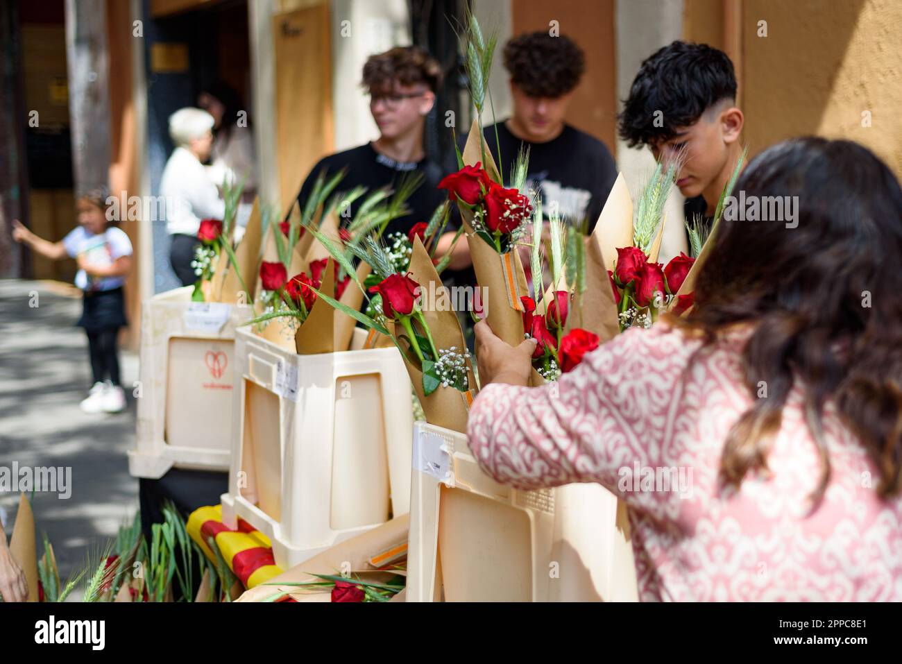 Barcelone, Espagne. 23rd avril 2023. Une femme est vue acheter des roses rouges dans une cabine pendant la fête catalane traditionnelle du jour de Saint George. Ce jour-là, connu sous le nom de « jour de Saint-Georges » (Diada de Sant Jordi en catalan), l'amour et la littérature sont célébrés par la vente de livres et de roses rouges dans tout le pays. Depuis l'année 1997, le slogan officiel de ce jour a été "Une rose pour l'amour, et un livre pour toujours". (Photo par Davide Bonaldo/SOPA Images/Sipa USA) Credit: SIPA USA/Alay Live News Banque D'Images