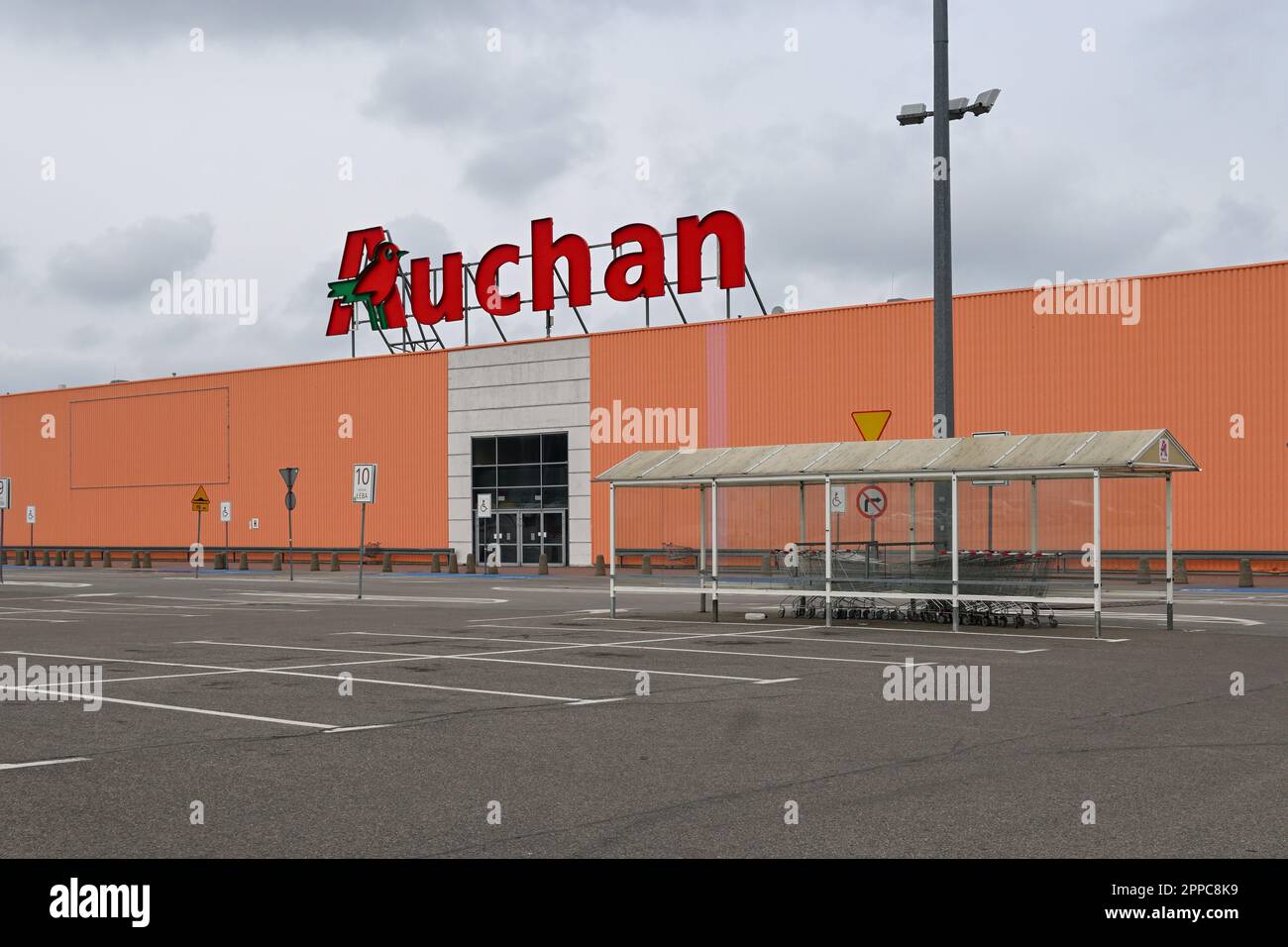 Auchan store Banque de photographies et d’images à haute résolution - Alamy