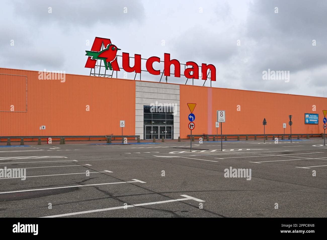 Auchan logo Banque de photographies et d’images à haute résolution - Alamy
