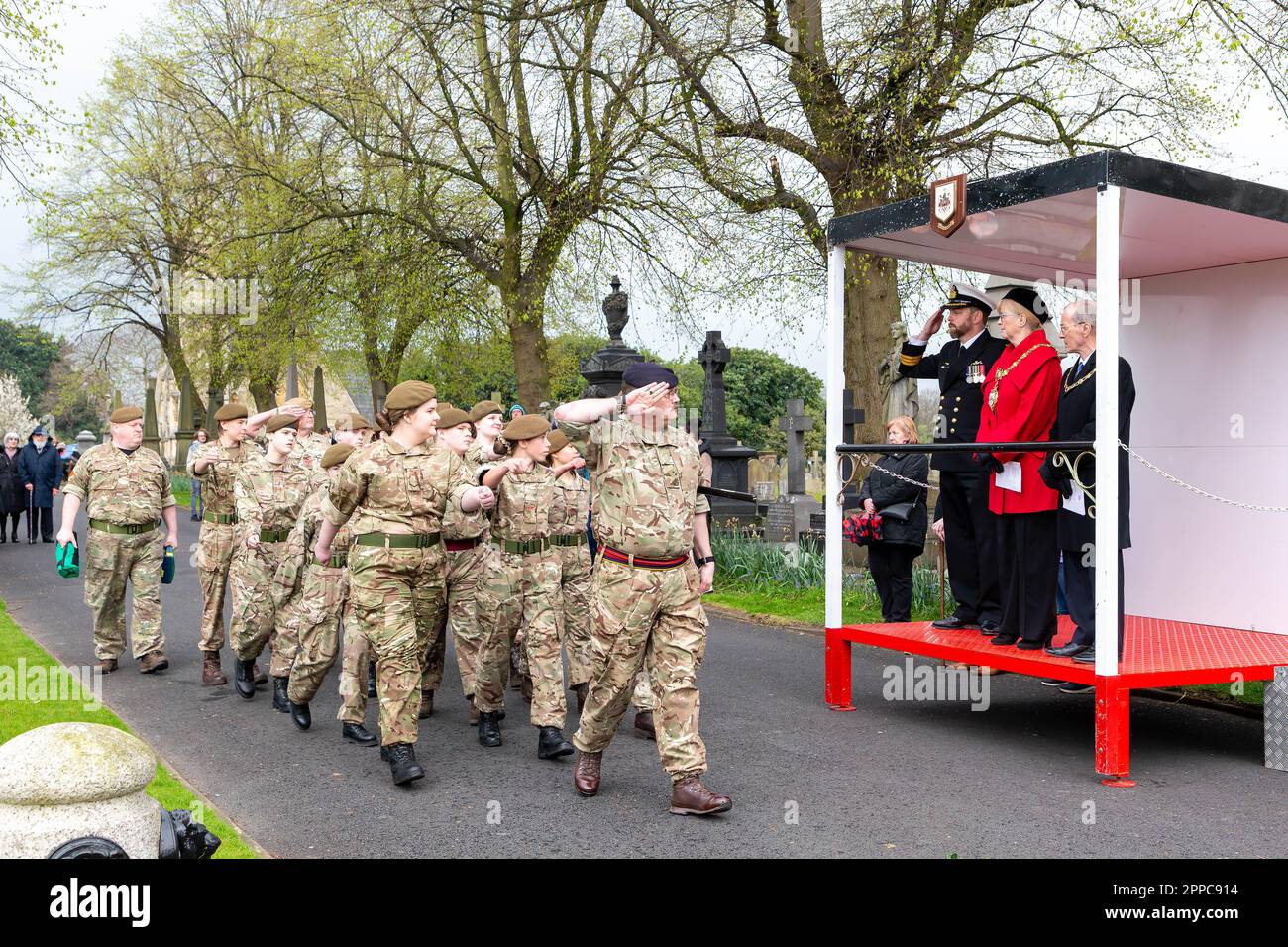 Warrington Soldiers' Corner, Cheshire, Royaume-Uni. Dimanche 23 avril 2023 - Warrington Soldiers' Corner, Cheshire, Angleterre - l'anniversaire de la Journée de l'ANZAC (corps de l'armée australienne et néo-zélandaise) a été commémoré sous la pluie au coin des soldats du cimetière de Warrington, où le maire de Warrington, Cllr Jean Flaherty, s'est adressé à la foule et a déposé une couronne sur la croix du mémorial. Des membres du Queen's Lancashire Regiment, des Cadets de la mer de Warrington et de nombreux anciens combattants étaient présents. Crédit : John Hopkins/Alay Live News Banque D'Images