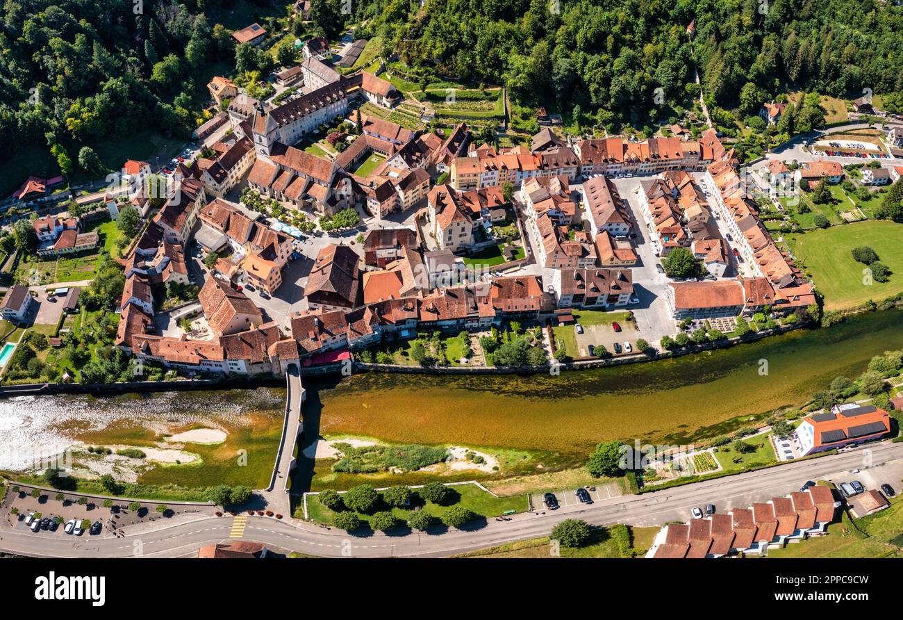 Pittoresque village suisse de Saint-Ursanne sur le Doubs, Suisse. Village Saint-Ursanne dans le district de Porrentruy dans le canton du Jura, Banque D'Images