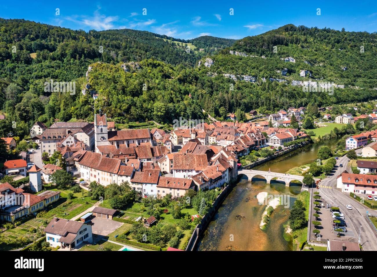 Pittoresque village suisse de Saint-Ursanne sur le Doubs, Suisse. Village Saint-Ursanne dans le district de Porrentruy dans le canton du Jura, Banque D'Images