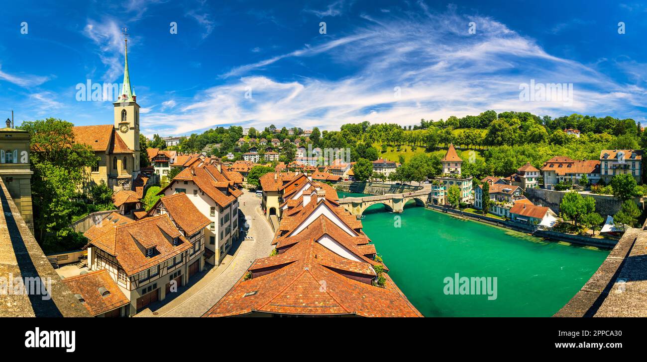 Vue sur le vieux centre-ville de Berne et le pont de Nydeggbrucke au-dessus de la rivière Aare, Berne, Suisse. Vieille ville de Berne avec la rivière Aare qui coule autour de la ville Banque D'Images