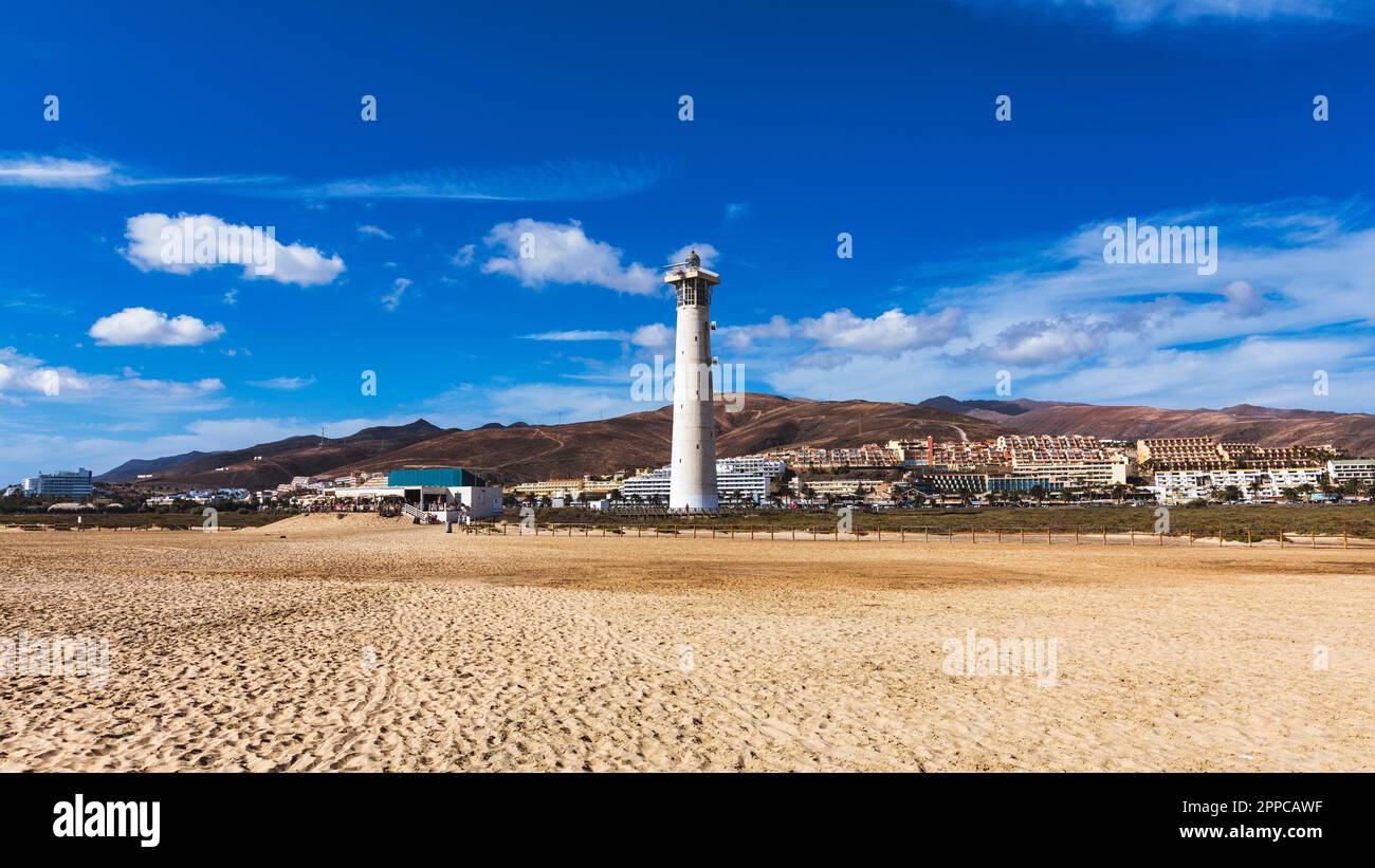 Phare sur la plage de Morro Jable sur la péninsule de Jandia au lever du soleil, Fuerteventura, îles Canaries, Espagne. Phare de Faro de Morro Jable, Fuertevent Banque D'Images