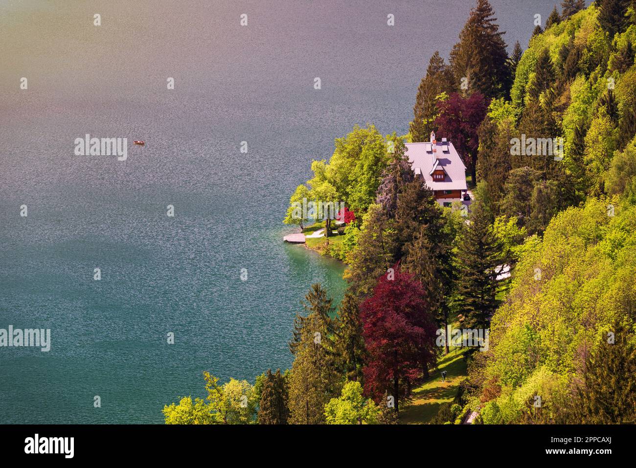 Le lac de Bled en Slovénie. Beau lac de montagne avec de belles maisons
