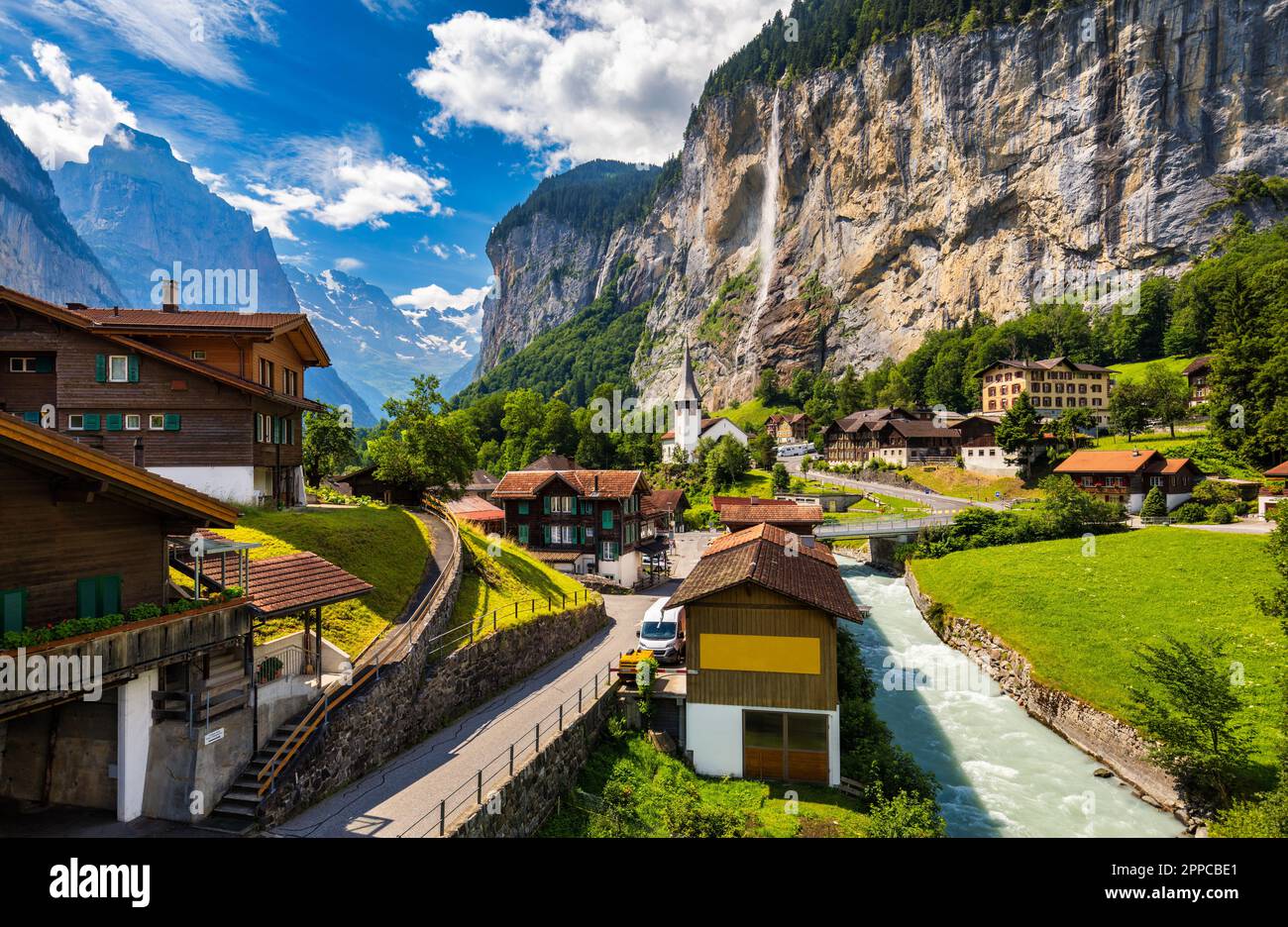 Magnifique paysage d'été du village alpin touristique de Lauterbrunnen avec sa célèbre église et sa cascade de Staubbach. Lieu: Village de Lauterbrunnen, Berner Banque D'Images