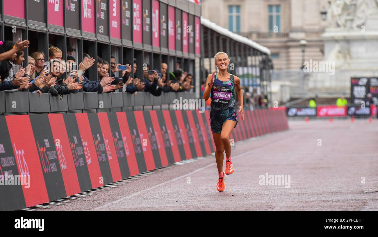 Londres, Royaume-Uni. 23rd avril 2023. Samantha Harrison, de Grande-Bretagne et de Nouvelle-Écosse, les premières femmes britanniques à avoir terminé la course féminine d'élite au TCS London Marathon, à Londres, en Angleterre, le samedi 22nd 2023. Photo Gary Mitchell/Alamy Live News Banque D'Images