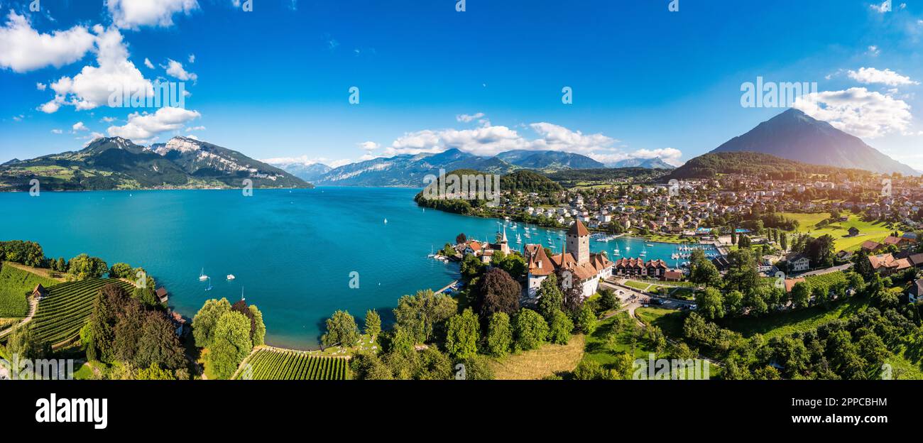 Vue panoramique aérienne de l'église et du château de Spiez sur les