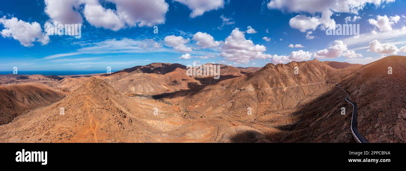 Parc national de Betancuria sur l'île de Fuerteventura, îles Canaries, Espagne. Vue spectaculaire sur le paysage de montagne pittoresque depuis le drone de Banque D'Images