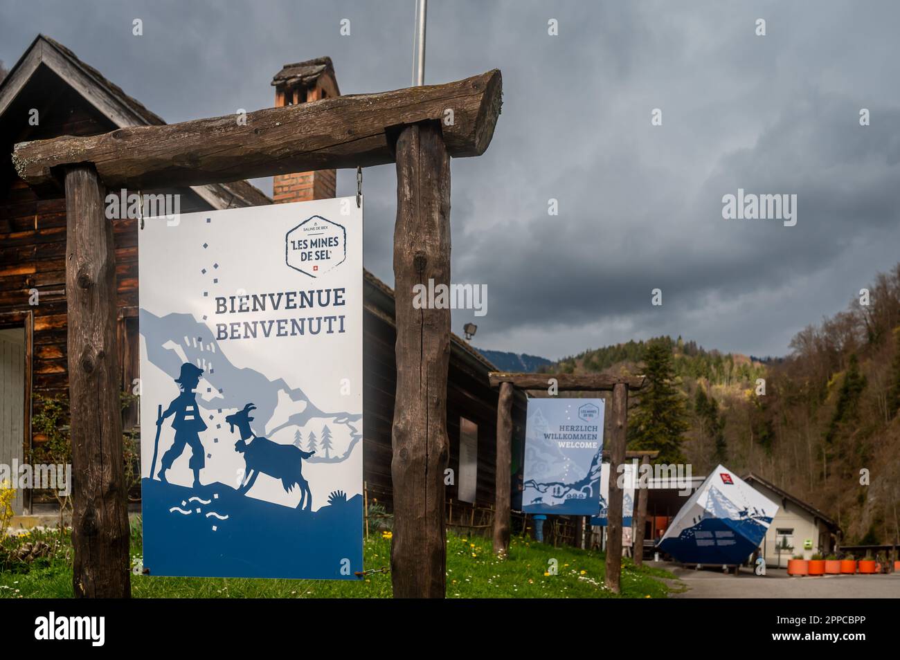 Bex, Suisse - 08.04.2023: Bienvenue à la mine de sel de Bex. Panneau en bois. Messages de bienvenue en français et en italien. Banque D'Images