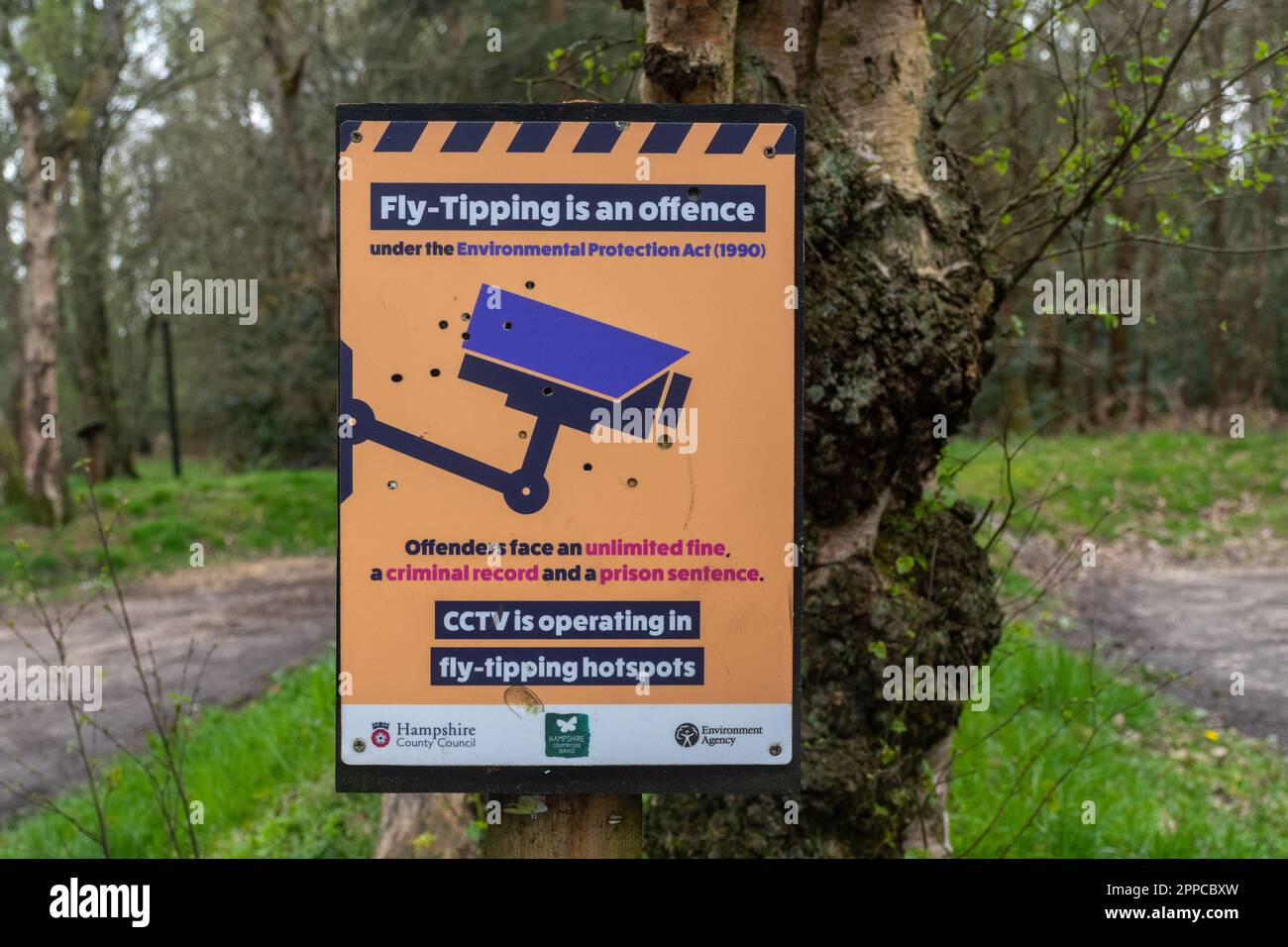 Le vol-pourboires est un signe d'infraction dans un parking rural de campagne, Angleterre, Royaume-Uni. Avertissement la vidéosurveillance fonctionne dans des zones de basculement. Banque D'Images