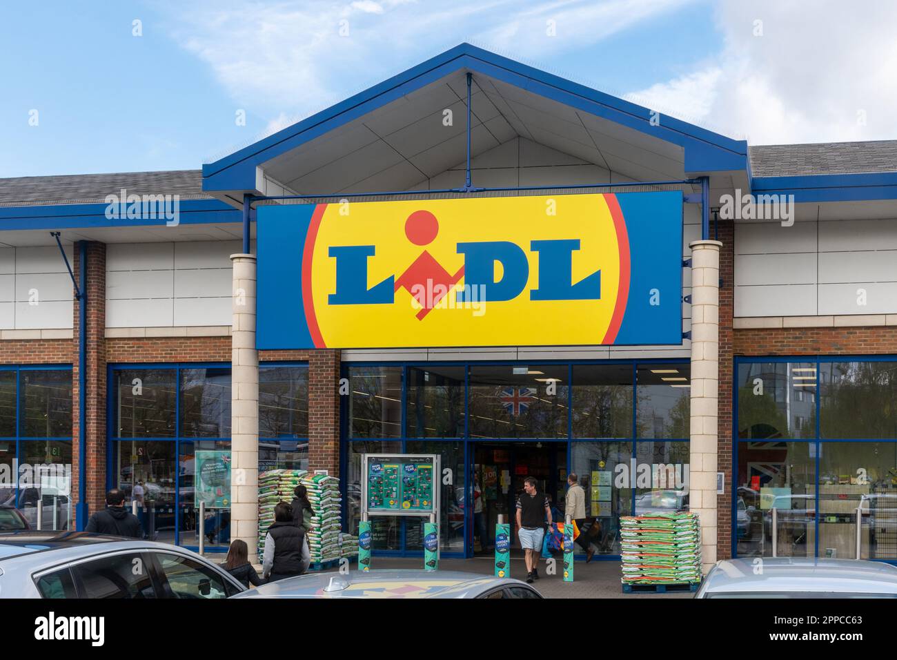 Avant du supermarché Lidl et panneau avec les acheteurs, Angleterre, Royaume-Uni Banque D'Images